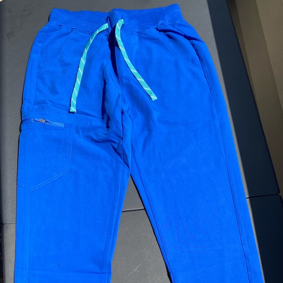 Scrubs - Picture 3 of 3